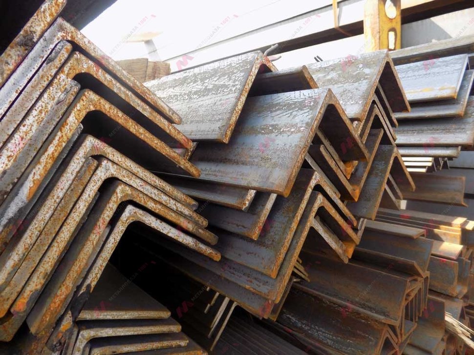 Уголок стальной равнополочный 200x200x13 мм